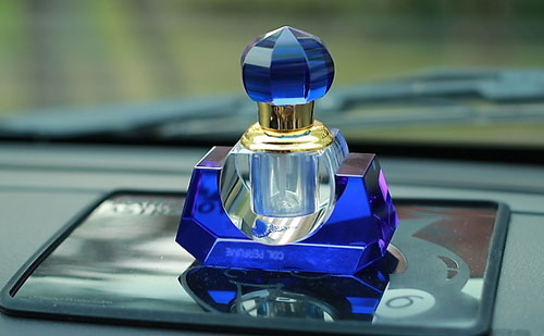 汽车香水,汽车香水优劣如何分辨,如何在爱车上摆放香水,汽车香水选购技巧