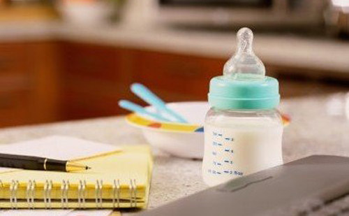 给宝宝使用奶瓶的注意事项有哪些？