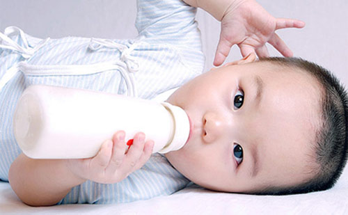 给宝宝用硅胶奶瓶好吗?